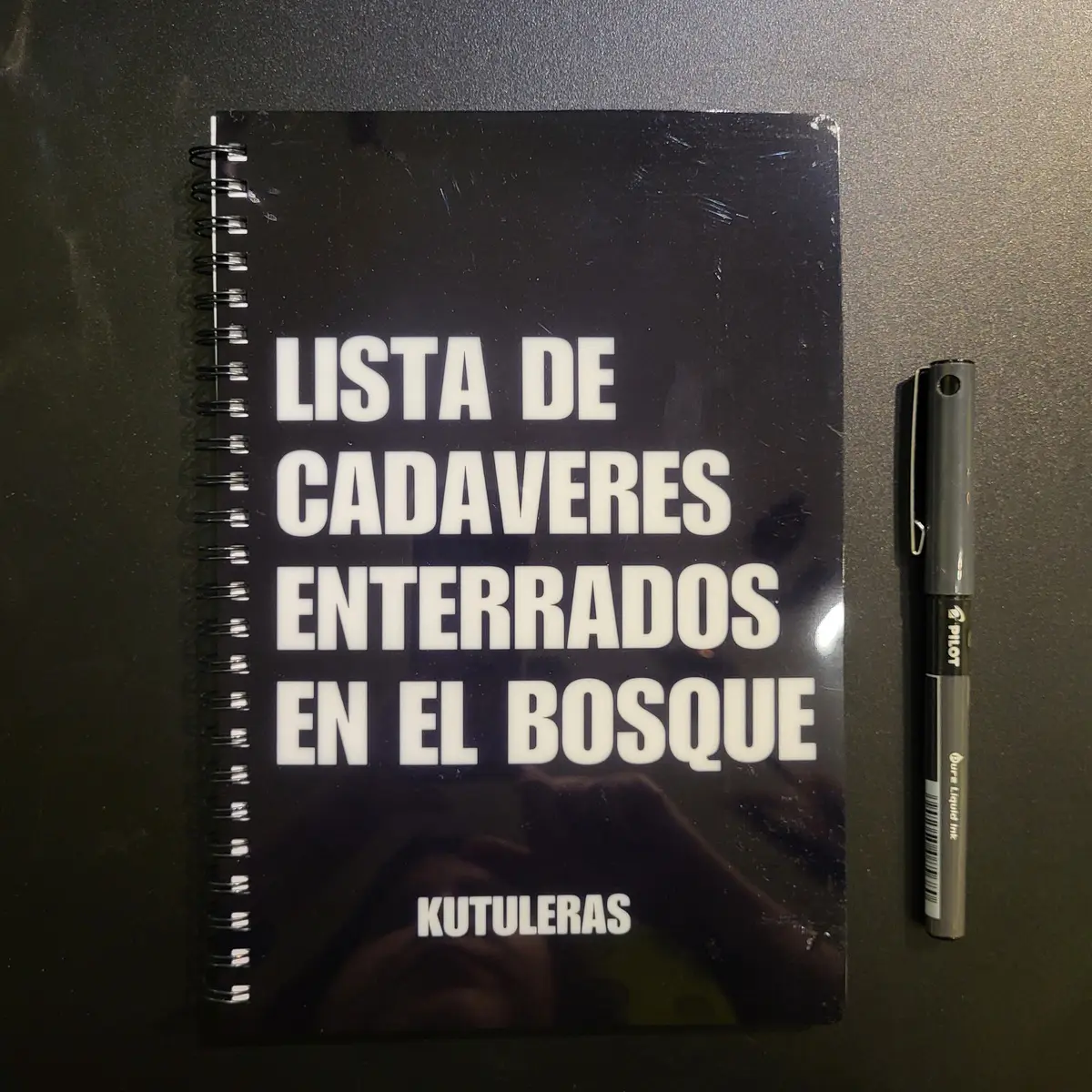 Kutuleras "Cadáveres enterrados" Notebook