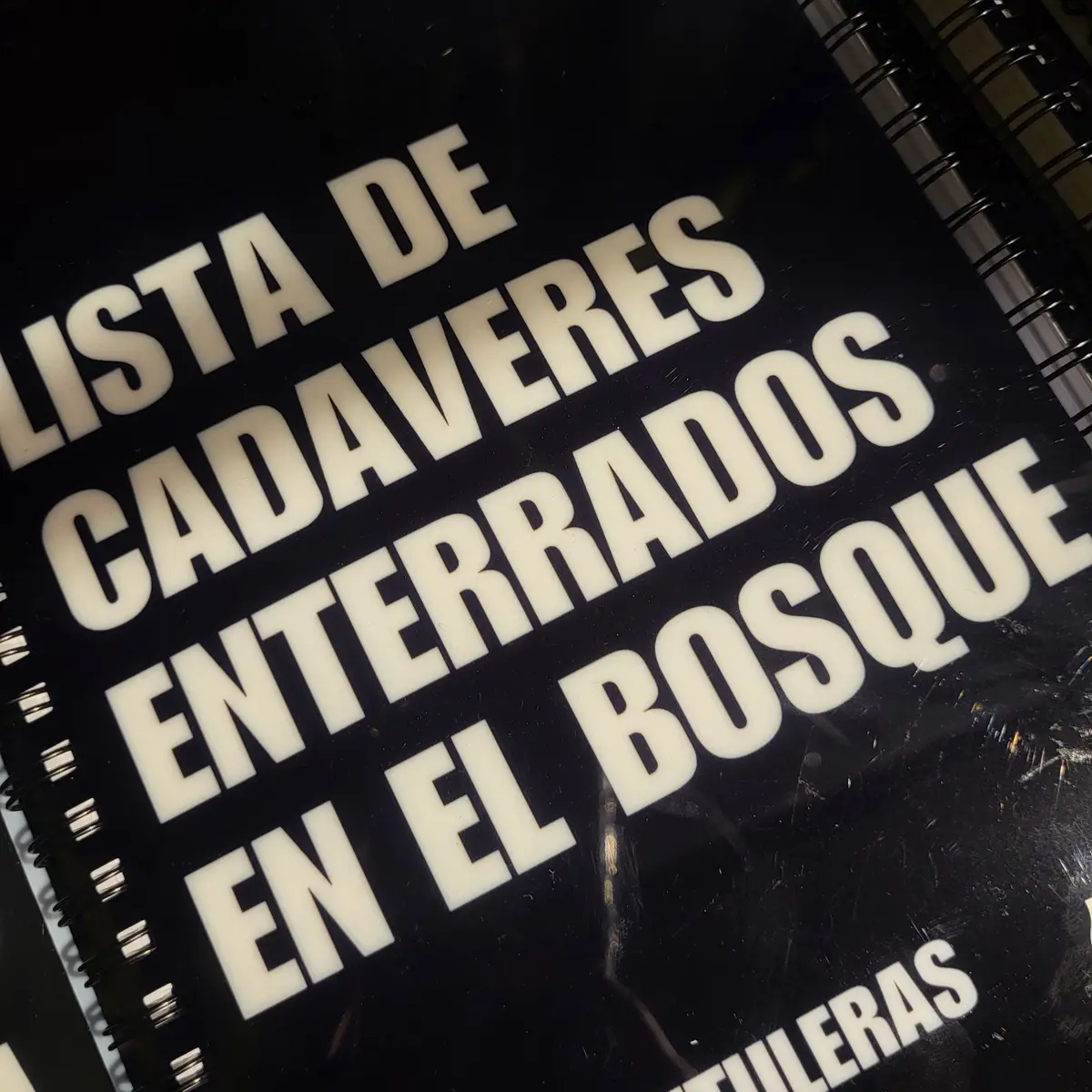 Kutuleras "Cadáveres enterrados" Notebook