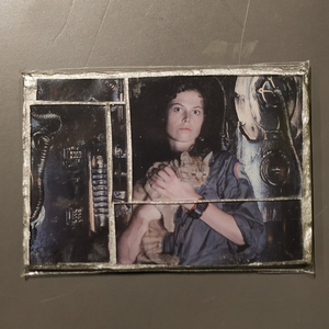 Glass mosaic magnet  "Ellen Ripley with cat (Alien)"
