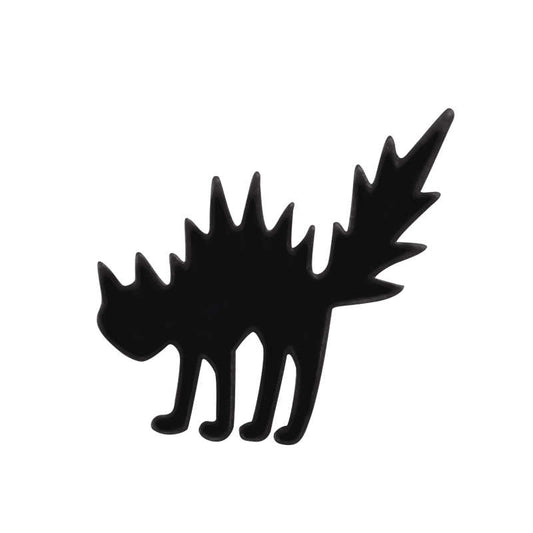 Pin de gato negro asustado