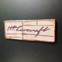 Cargar imagen en el visor de la galería, Imán  mosaico de vidrio &quot;H.P. Lovecraft signature&quot;