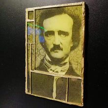 Cargar imagen en el visor de la galería, Imán mosaico de vidrio &quot;Edgar Allan Poe&quot;