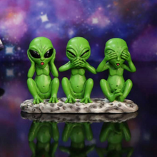Load image into Gallery viewer, 3 Alien Figurine
