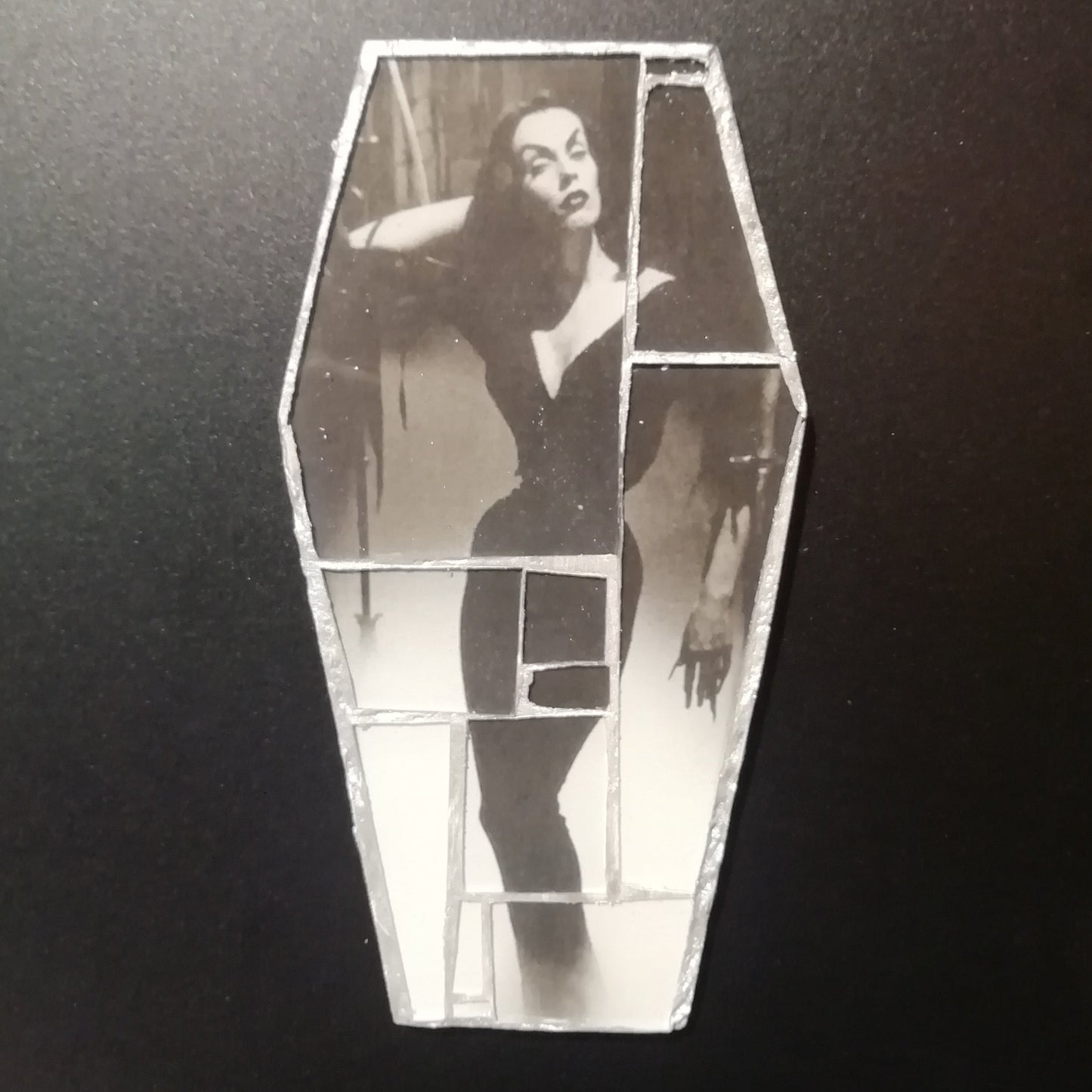 Coffin Glass mosaic magnet  "Vampira 1950"