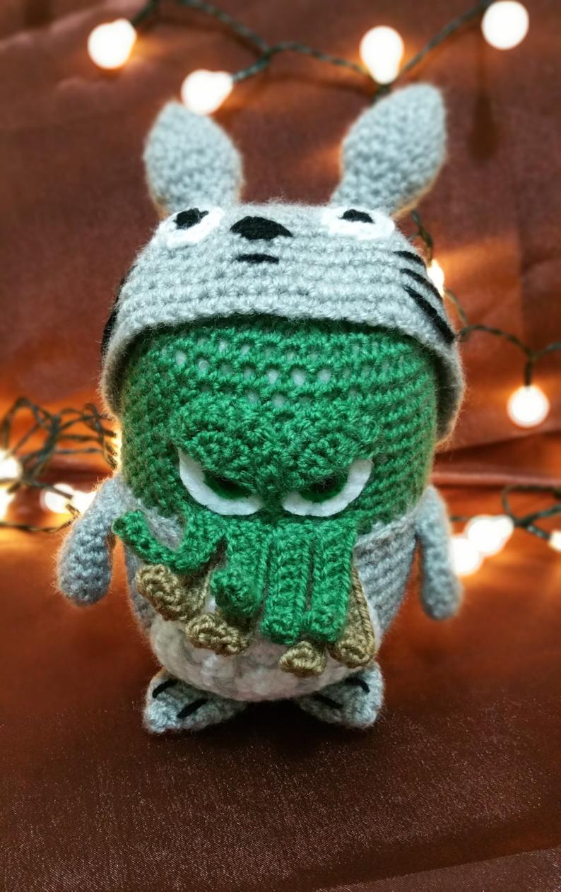 Cthulhu cosplaying Totoro