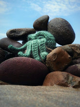 Load image into Gallery viewer, Cthulhu wool Doll amigurumi
